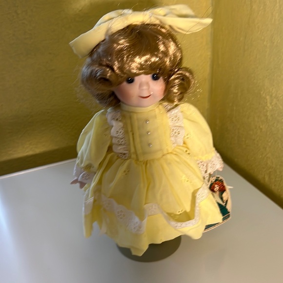 Victoria Ashlea Original Musical Porcelain Doll - Picture 1 of 8